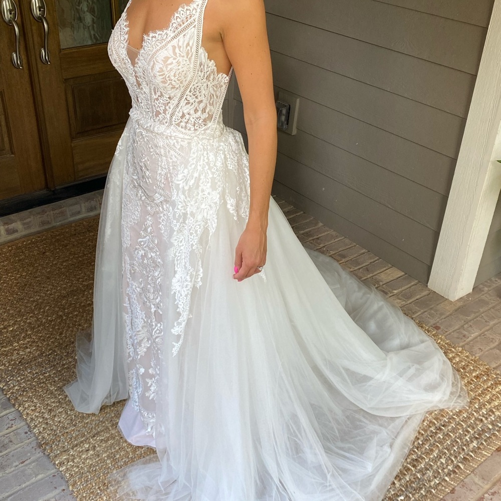 **BRAND NEW, NEVER WORN Angel Rivera Wedding Dress w/ Skirt & matching veil